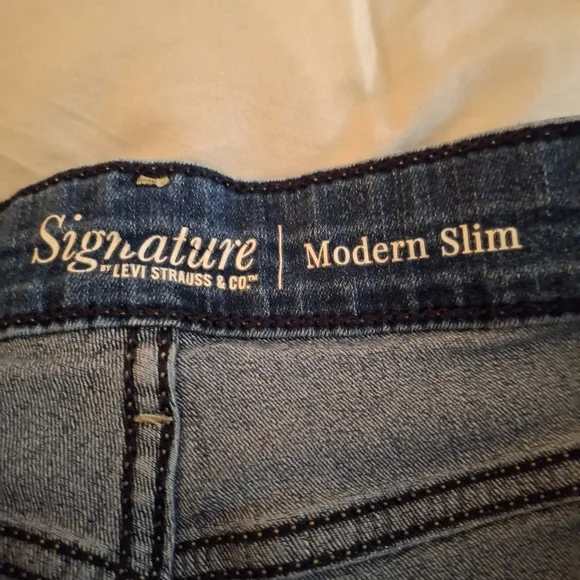 Signature Levi Strauss & Company Women's Stylish Blue Denim Distressed Jeans - Picture 5 of 11
